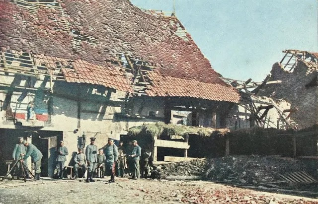Một trang trại ở Alsace, Pháp bị hư hại khá nghiêm trọng do trúng bom đạn trong những năm tháng chiến tranh.