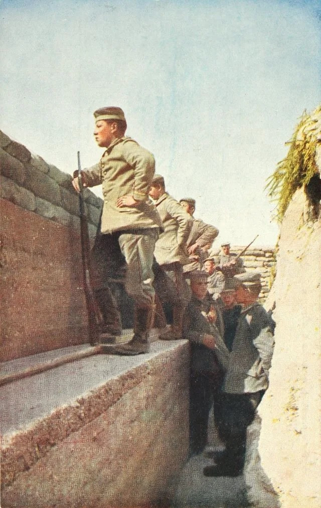 Các binh lính quan sát tình hình thực địa từ chiến hào kiên cố xây dựng bằng bê tông.