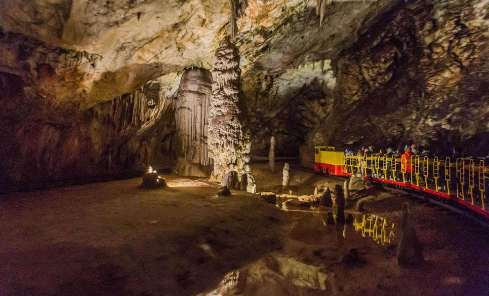 Bên trong hang động trải dài tới 24km, sâu đến 115m, với nhiều mạng lưới các khoang và đường hầm dưới lòng đất, thậm chí có cả đường sắt riêng