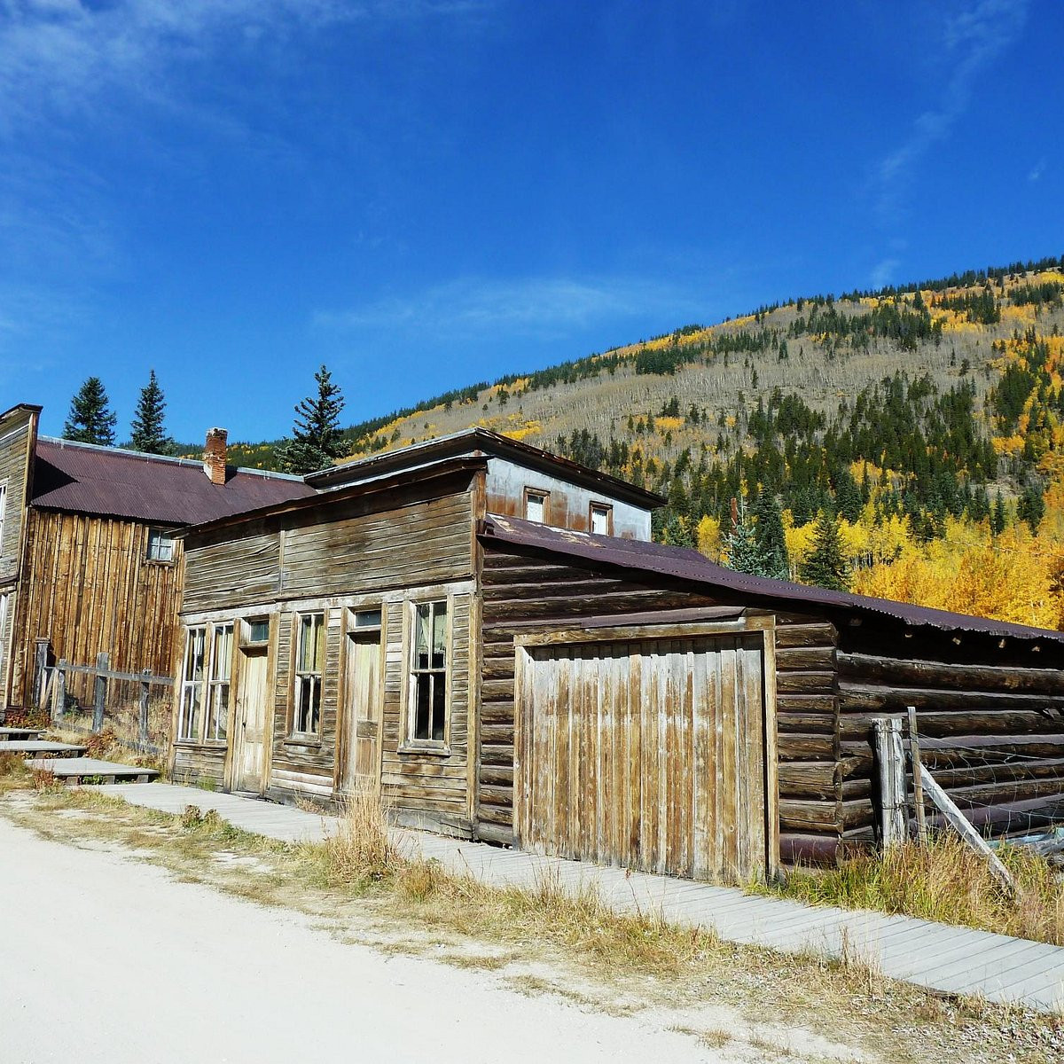 Từng là một thị trấn khai thác mỏ phát triển dọc theo tuyến đường sắt chạy qua trung tâm Colorado, St. Elmo dần trở nên vắng vẻ sau khi tuyến đường sắt ngừng hoạt động năm 1922. Theo thời gian, nơi đây trở thành "thị trấn ma" hoang vắng đến rợn người.