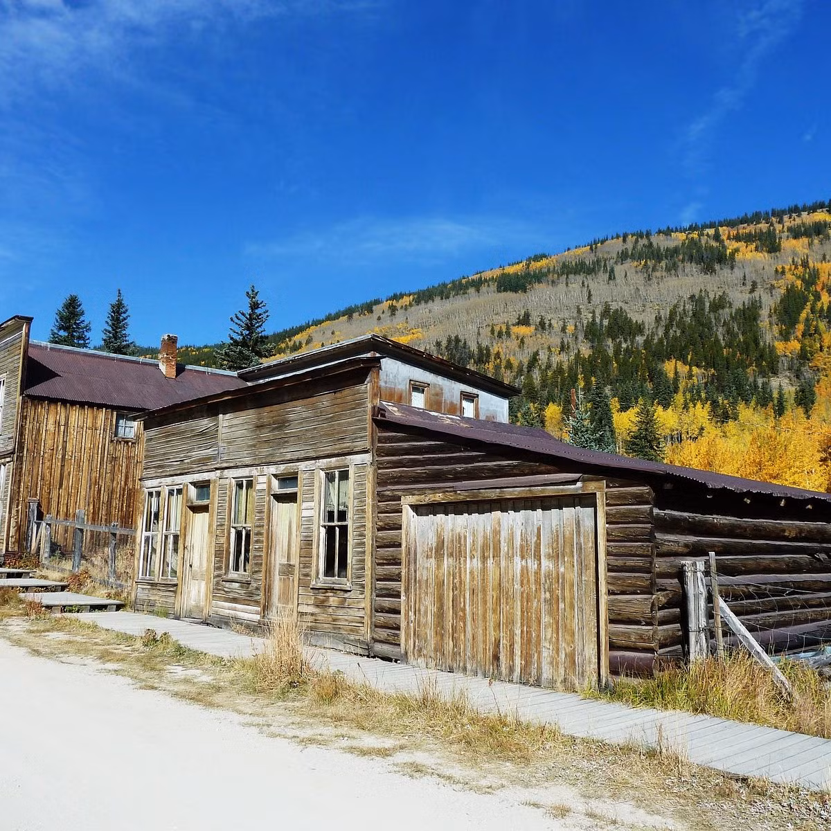 Từng là một thị trấn khai thác mỏ phát triển dọc theo tuyến đường sắt chạy qua trung tâm Colorado, St. Elmo dần trở nên vắng vẻ sau khi tuyến đường sắt ngừng hoạt động năm 1922. Theo thời gian, nơi đây trở thành "thị trấn ma" hoang vắng đến rợn người.