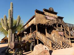 Nhiều người đổ về Goldfield kiếm sống bằng công việc khai thác vàng. Theo đó, cuộc sống ở Goldfield vô cùng nhộn nhịp với nhiều nhà cửa, cửa hàng, quán rượu, nhà trọ...