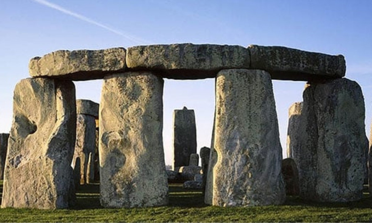 Theo các chuyên gia, Stonehenge ban đầu gồm khoảng 80 khối sa thạch. Thế nhưng, hiện nay công trình chỉ còn 52 khối sa thạch.