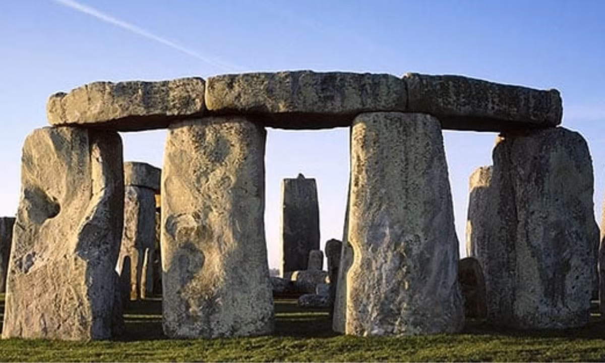 Theo các chuyên gia, Stonehenge ban đầu gồm khoảng 80 khối sa thạch. Thế nhưng, hiện nay công trình chỉ còn 52 khối sa thạch.