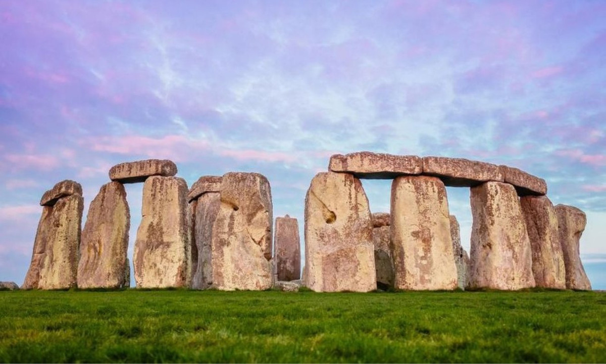 Chỉ với những công cụ thô sơ và sức người, bãi đá cổ Stonehenge được hoàn thành. Tuy nhiên, giới nghiên cứu hiện vẫn chưa thể giải mã được ai là người xây dựng và mục đích của công trình là gì.