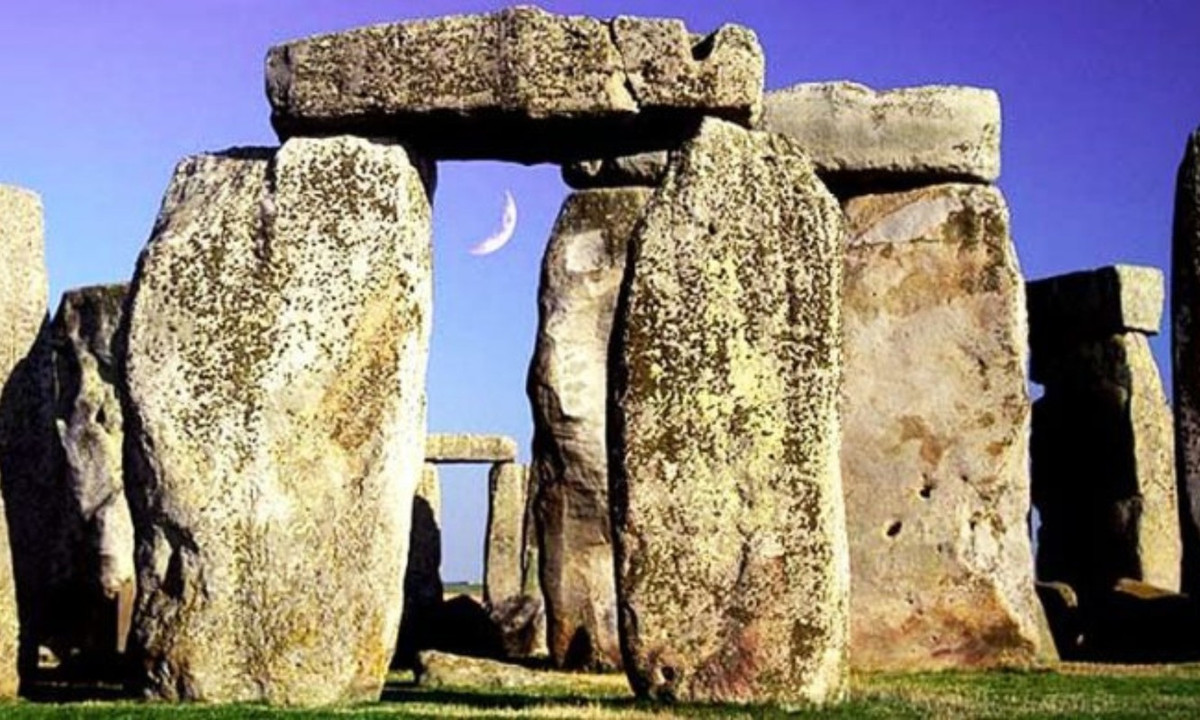 Các nhà nghiên cứu cho hay nhiều khu vực gần Stonehenge cũng có loại đá sa thạch nhưng người xưa lại lấy loại đá từ West Woods - địa điểm cách xa bãi đá cổ hơn.