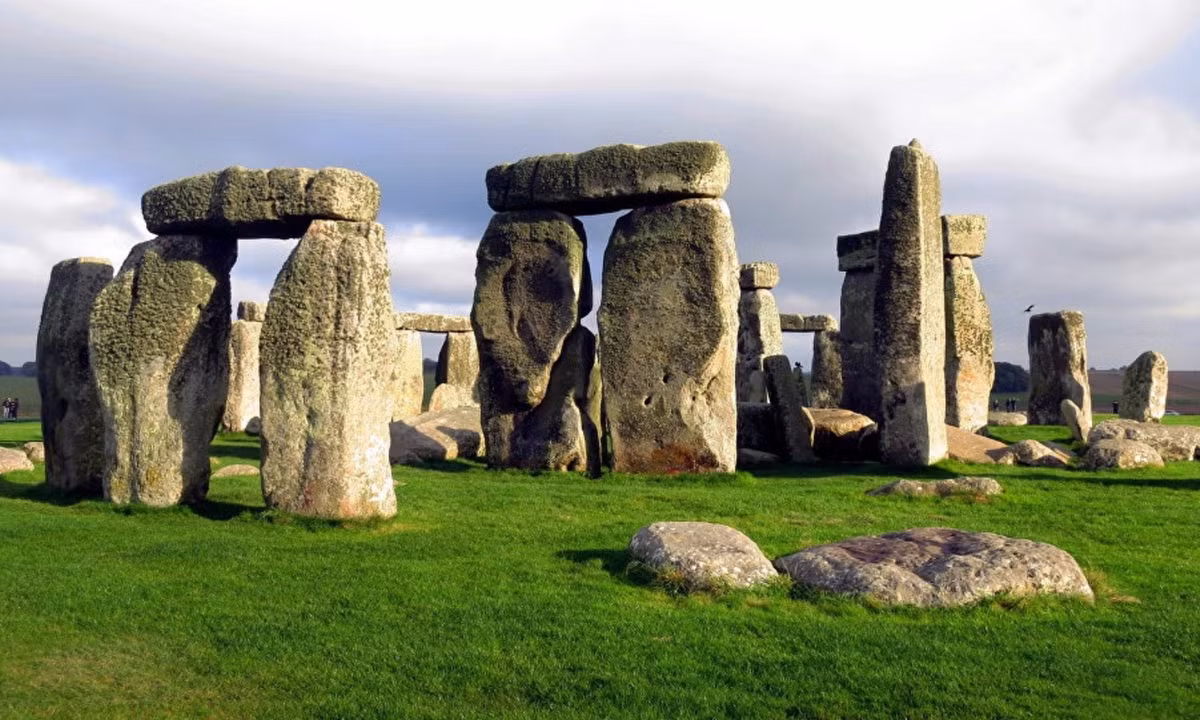 Loại đá lớn hơn dựng thẳng đứng là những khối cự thạch cấu tạo từ đá sa thạch, nặng khoảng 30 tấn và cao 7m, tạo thành 15 trụ lớn của bãi đá cổ Stonehenge.