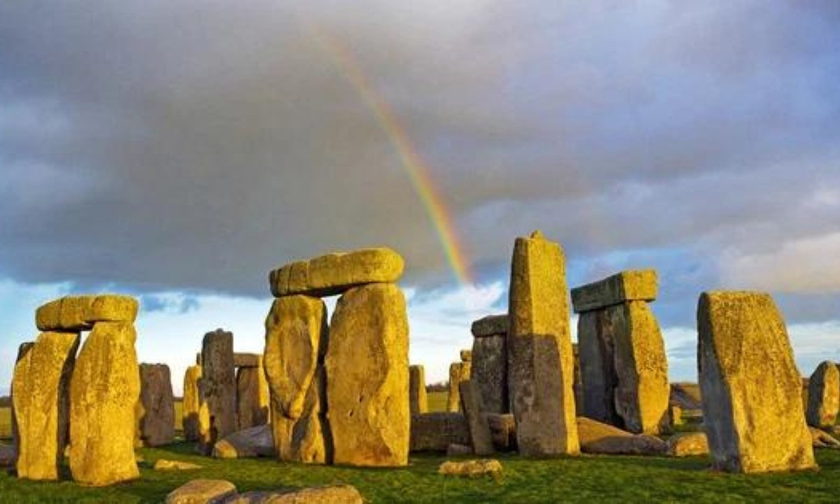 Những khối đá hình thành nên bãi đá cổ Stonehenge có kích thước và trọng lượng khác nhau. Theo ước tính, mỗi khối đá nặng khoảng 25 - 30 tấn.
