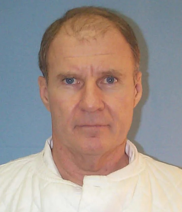 Gã tội phạm khét tiếng Dudley Wayne Kyzer đã giết vợ, mẹ vợ và một người khác tại thành phố Tuscaloosa, bang Alabama, Mỹ vào ngày lễ Halloween năm 1976. Một năm sau, gã bị tuyên án tử hình bằng ghế điện. Thế nhưng, bản án bị hủy sau khi luật tử hình của bang Alabama được bãi bỏ.