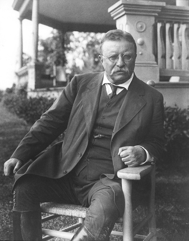 Ngày 14/10/1912, Tổng thống thứ 26 của Mỹ là Theodore Roosevelt bị bắn trong lúc đang tham gia mít tinh tranh cử ở thành phố Milwaukee, bang Wisconsin. Ông may mắn sống sót khi viên đạn xuyên qua hộp đựng kính bằng thép và bản thảo bài phát biểu dày 50 trang mà ông chủ Nhà Trắng để trong túi áo.