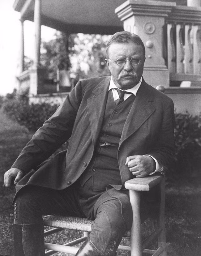 Ngày 14/10/1912, Tổng thống thứ 26 của Mỹ là Theodore Roosevelt bị bắn trong lúc đang tham gia mít tinh tranh cử ở thành phố Milwaukee, bang Wisconsin. Ông may mắn sống sót khi viên đạn xuyên qua hộp đựng kính bằng thép và bản thảo bài phát biểu dày 50 trang mà ông chủ Nhà Trắng để trong túi áo.