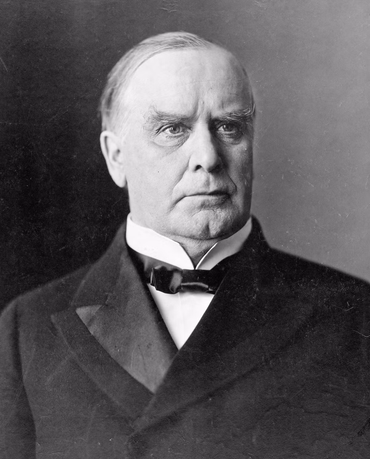 Vào ngày 6/9/1901, Tổng thống thứ 25 của Mỹ William McKinley bị bắn khi tham dự cuộc triển lãm Pan-American được tổ chức ở Temple of Music thuộc thành phố Buffalo, bang New York. Đến ngày 14/9, ông qua đời tại bệnh viện khi đang điều trị chấn thương do vụ ám sát.