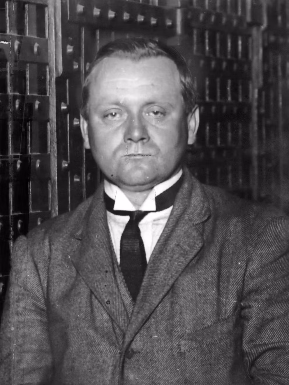 Thủ phạm John Schrank (trong ảnh) bị bắt ngay tại hiện trường trước khi được đưa vào bệnh viện dành cho các tội phạm bị loạn trí sau khi thẩm phán xác định gã mắc bệnh tâm thần.