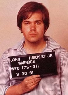 Hung thủ ám sát Tổng thống Reagan là John Hinckley (trong ảnh) bị bắt giữ và đưa ra xét xử. Tuy nhiên, gã không bị kết án vì mắc bệnh tâm thần. Hinckley sau đó được đưa vào trung tâm chăm sóc bệnh nhân tâm thần suốt 3 thập niên.