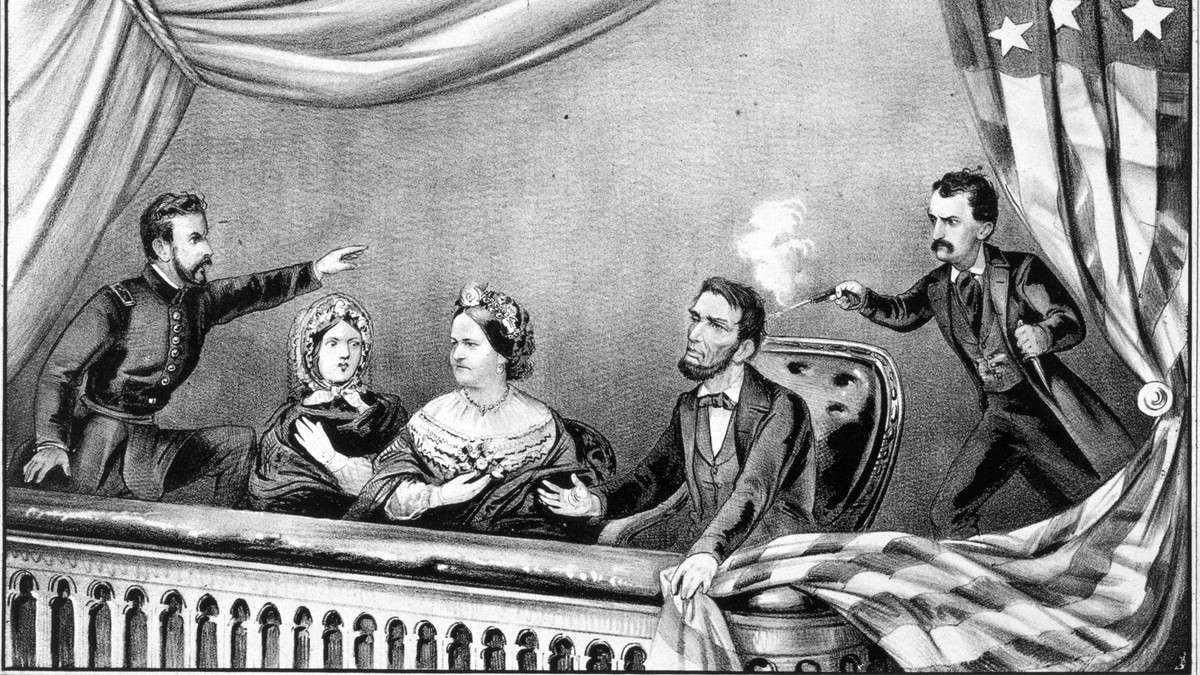 Vào ngày 14/4/1865, Tổng thống thứ 16 của Mỹ Abraham Lincoln bị ám sát trong lúc xem kịch ở nhà hát Ford tại thủ đô Washington DC. Dù nhanh chóng được đưa tới bệnh viện cấp cứu nhưng do vết thương quá nặng nên ông Lincoln qua đời.