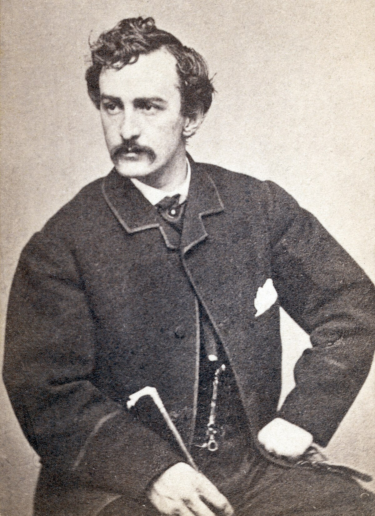 Hung thủ ám sát Tổng thống Lincoln là John Wilkes Booth (trong ảnh) đã chạy trốn khỏi hiện trường. 12 ngày sau, gã bị bắn chết trong vụ đấu súng với cảnh sát ở vùng nông thôn bang Virginia.