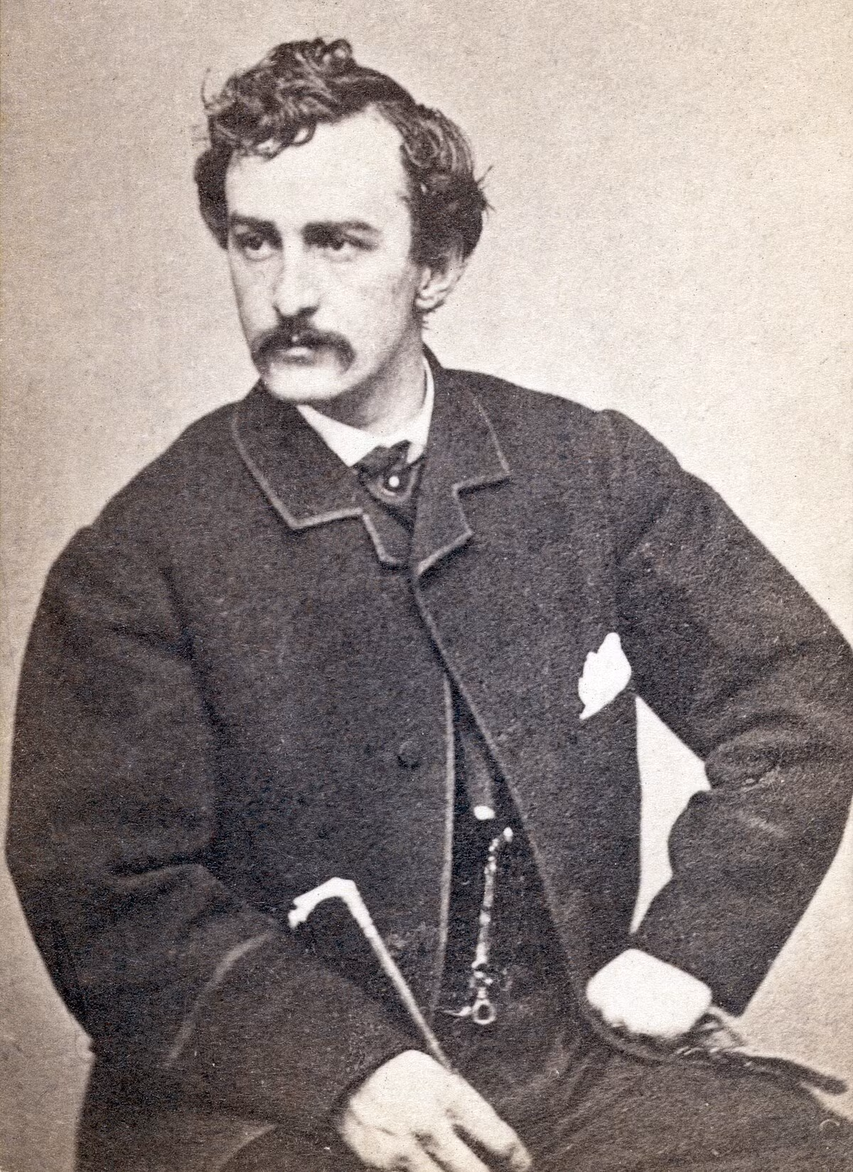 Hung thủ ám sát Tổng thống Lincoln là John Wilkes Booth (trong ảnh) đã chạy trốn khỏi hiện trường. 12 ngày sau, gã bị bắn chết trong vụ đấu súng với cảnh sát ở vùng nông thôn bang Virginia.