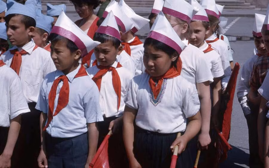 Học sinh Liên Xô xếp hàng ngũ chỉnh tề khi tham gia một sự kiện tổ chức năm 1964.