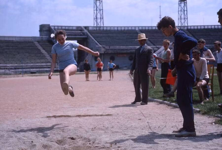 Nữ vận động viên tham gia cuộc thi điền kinh ở Liên Xô những năm 1960 - 1970.