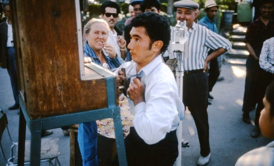 Người đàn ông gồng mình kiểm tra sức mạnh thể chất của mình.