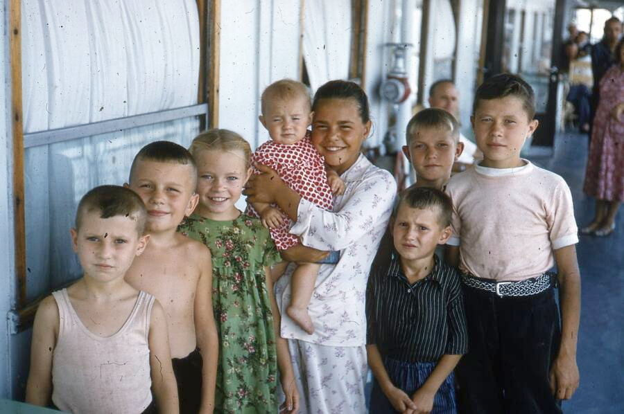 Một nhóm trẻ em chụp ảnh kỷ niệm trong chuyến du lịch cùng gia đình.