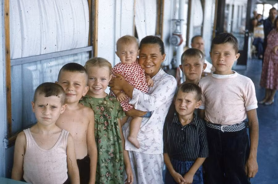 Một nhóm trẻ em chụp ảnh kỷ niệm trong chuyến du lịch cùng gia đình.