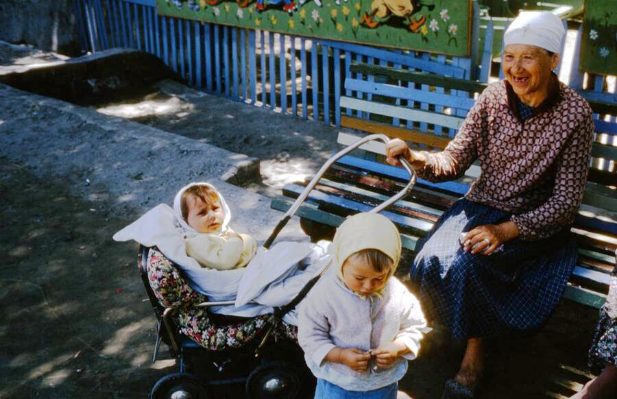 Người phụ nữ Liên Xô trông 2 đứa trẻ.