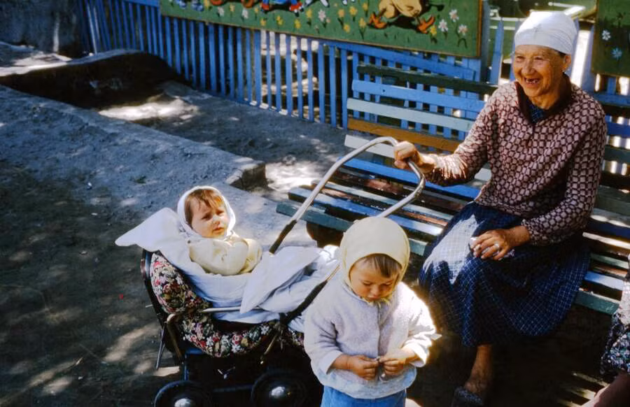 Người phụ nữ Liên Xô trông 2 đứa trẻ.