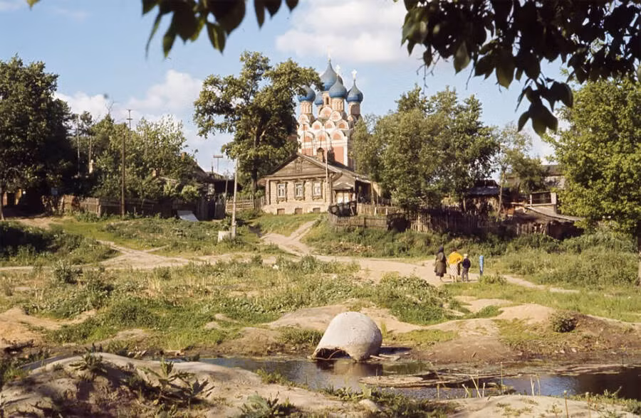 Một số người dân đứng trước một nhà thờ được xây dựng theo kiến trúc truyền thống. Ảnh chụp tại Liên Xô những năm 1960 - 1970.