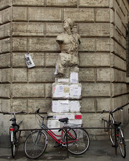 Bên cạnh đấu trường La Mã, đài phun nước Trevi..., thủ đô Rome của Italy còn hấp dẫn du khách với 6 bức tượng biết "nói chuyện". Những bức tượng này lần lượt có tên gọi: Pasquino, Marforio, Fontana del Facchino, Madama Lucrezia, Abbot Luigi, Fontana del Babuino.