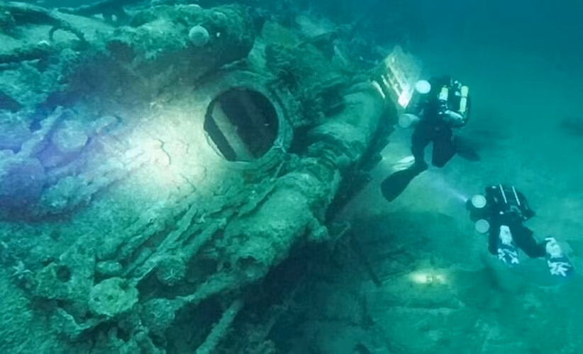 Xác tàu ngầm này nằm ở độ sâu khoảng 60m bên dưới Đại Tây Dương, cách bờ biển Cornwall của Anh khoảng 9 hải lý.