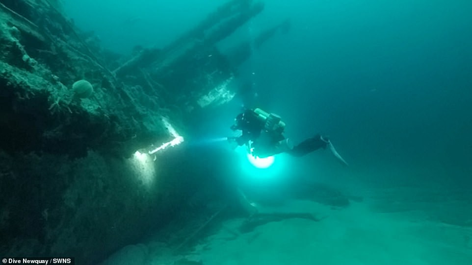 Sau nhiều thập kỷ "ngủ vùi" dưới đáy biển, xác tàu ngầm của phát xít Đức bị hư hại, hoen gỉ do nước biển, vi sinh vật ăn mòn.