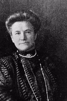 Năm 1912, vợ chồng ông Isido đi nghỉ ở châu Âu. Ban đầu, họ đặt vé về nhà trên tàu RMS Olympic nhưng do chuyến đi bị hoãn nên họ quyết định đổi sang mua vé tàu Titanic. Họ ở trong một phòng suite sang trọng trên boong C, gồm cabin 55 và 57.