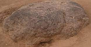 Trải qua thời gian, người dân phát hiện tảng đá "biết đi", ngày càng di chuyển tới gần bờ hơn. Nó nằm ở vị trí cách vị trí ban đầu khoảng 300m vào năm 1858.