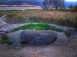 Một giả thuyết cho rằng, thủy lưu mạnh do tác động của một sông chảy vào hồ đã khiến tảng đá dịch chuyển. Thế nhưng, giới nghiên cứu vẫn chưa tìm được bằng chứng khoa học để chứng minh quan điểm này.