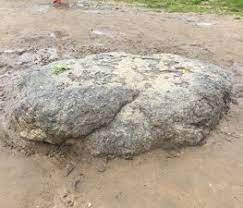 Khi xây một nhà thờ vào năm 1788, giới chức địa phương quyết định dùng tảng đá xanh biếc làm nền móng cho công trình. Khi xe trượt tuyết chở tảng đá qua mặt hồ Pleshcheevo đóng băng vào mùa Đông, lớp băng đột nhiên bị nứt khiến chiếc xe và tảng đá chìm xuống dưới.