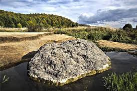 Tuy nhiên, vào khoảng thế kỷ 10 - 11, tảng đá màu xanh biếc bị đẩy từ trên đỉnh núi xuống bờ hồ Plescheevo. Trong những thế kỷ tiếp theo, một số người dân địa phương lui tới chỗ tảng đá, tổ chức lễ hội, đốt lửa và nhảy múa... vì tin rằng nó có khả năng chữa bệnh thần kỳ.