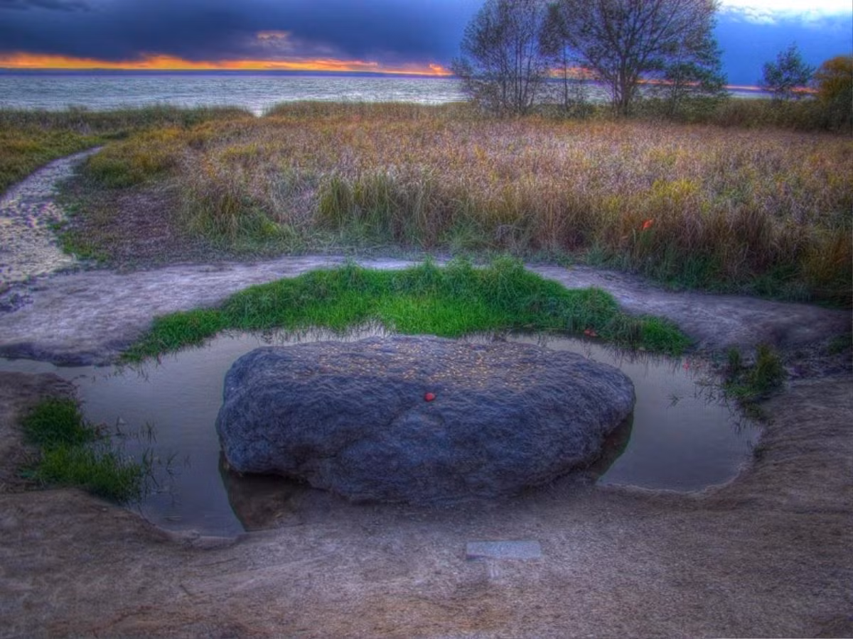 Đầu tiên là tảng đá không bao giờ bị phủ tuyết vào những tháng mùa Đông. Thứ hai là nó chuyển sang màu xanh biếc mỗi khi trời mưa.