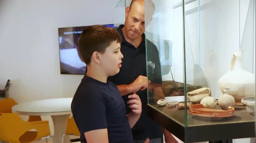 Cho rằng chiếc nhẫn tìm thấy có thể là một cổ vật nên Yair và gia đình đã liên hệ với Cơ quan Cổ vật Israel để các chuyên gia kiểm tra. Theo đó, các chuyên gia tại cơ quan này đã tiếp nhận món đồ mà Yair tìm thấy để kiểm tra xem nó có thực sự là một cổ vật hay không.