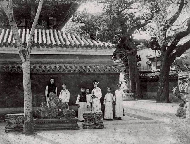 Hoàng đế Phổ Nghi chụp ảnh cùng hoàng hậu Uyển Dung và các anh chị em họ.