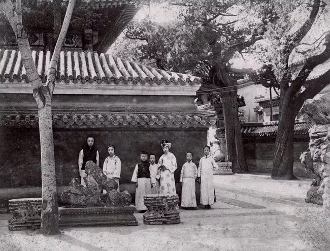 Hoàng đế Phổ Nghi chụp ảnh cùng hoàng hậu Uyển Dung và các anh chị em họ.