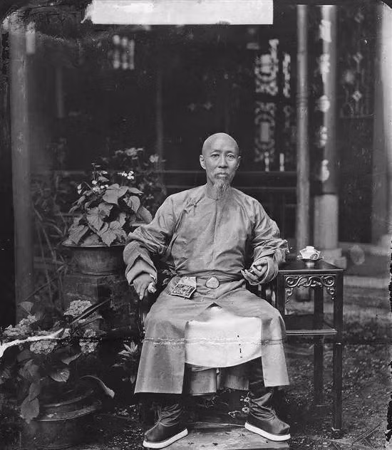 Ảnh chụp Diệp Hách Na Lạp Thụy Lân (1809 - 1874) - vị quan lớn sống vào cuối thời nhà Thanh. Ông xuất thân trong gia đình danh giá khi đến từ cùng một gia tộc với Từ Hi Thái hậu.