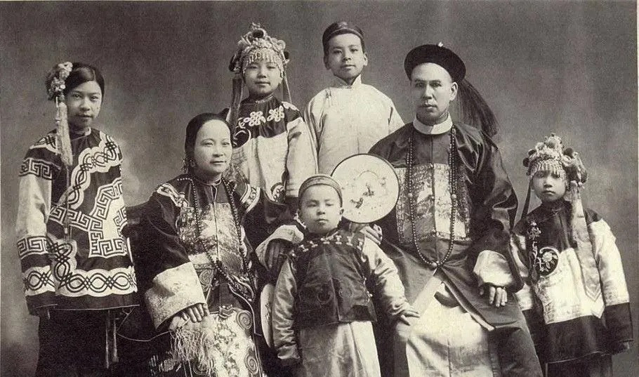 Bức ảnh chụp gia đình của một vị quan nhà Thanh. Trong khi nhiều người theo chế độ đa thê thì vị quan này chỉ lấy một vợ và có 5 người con.