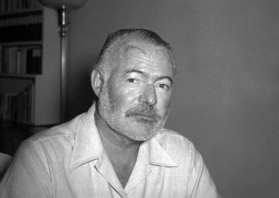 Tương tự, nhà văn người Mỹ Ernest Hemingway nuôi rất nhiều mèo trong nhà. Ông có thói quen ăn tối với những chú mèo cưng hàng ngày.