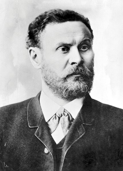 Kỹ sư người Đức Otto Lilienthal được biết đến là người đi tiên phong trong lĩnh vực hàng không dân dụng trên thế giới. Ông ghi danh lịch sử là người đầu tiên thiết kế thành công chiếc tàu lượn. Vì vậy, ông còn được gọi với biệt danh “ông vua bay lượn”.