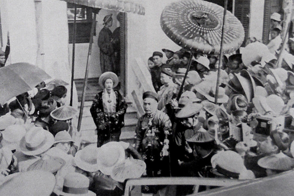 Nam Phương Hoàng hậu chuẩn bị tham gia "Tấn nội đình" (lễ nhập cung) năm 1934. Ảnh: L'Illustration.