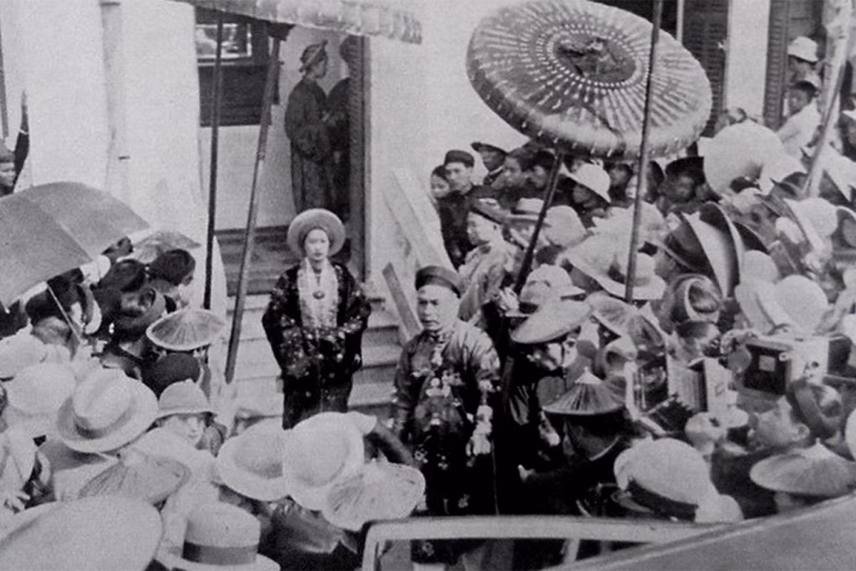 Nam Phương Hoàng hậu chuẩn bị tham gia "Tấn nội đình" (lễ nhập cung) năm 1934. Ảnh: L'Illustration.