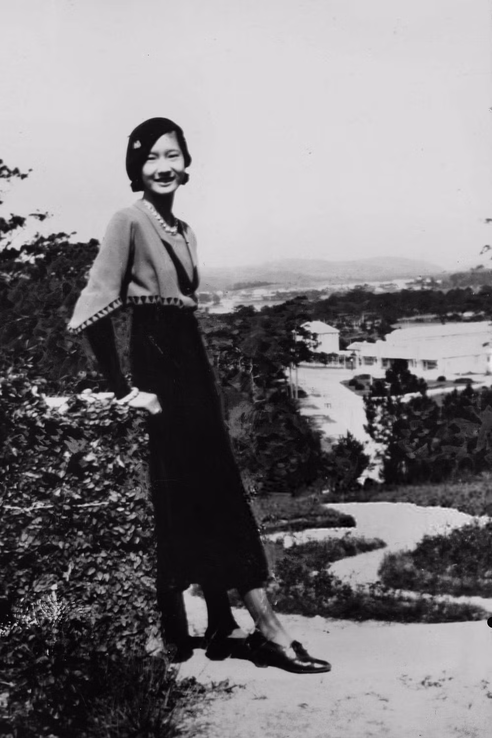 Về sau, vua Bảo Đại hỏi cưới Nguyễn Hữu Thị Lan. Hôn lễ của hai người được cử hành long trọng vào ngày 20/3/1934 tại Điện Dưỡng Tâm (Tử Cấm Thành – Huế). Khi đó, vua Bảo Đại 21 tuổi trong khi Nguyễn Hữu Thị Lan 20 tuổi. Ngay sau đó, bà trở thành hoàng hậu. Trong ảnh là Hoàng hậu Nam Phương chụp ảnh tại Đà Lạt vào tháng 8/1933. Bức ảnh này được đăng trên tờ Le Monde colonial illustré năm 1934.