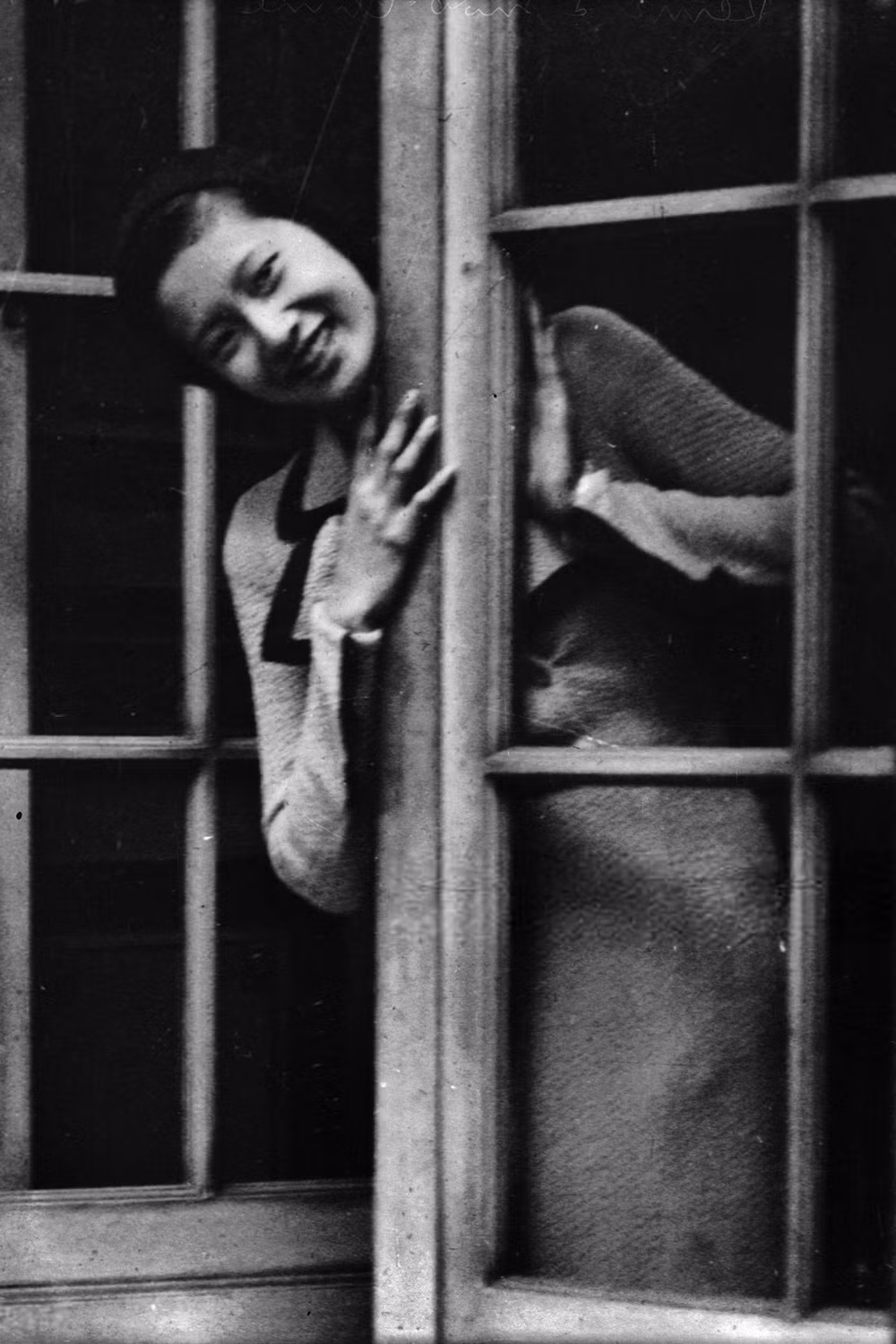 "Cô Lan có một vẻ đẹp thùy mị của người con gái miền Nam, hiền lành và quyến rũ làm tôi say mê", Bảo Đại từng viết trong cuốn hồi ký Le Dragon d’Annam. Bức ảnh chụp Nam Phương Hoàng hậu được xuất bản trên tạp chí Le Monde Illustré năm 1934.