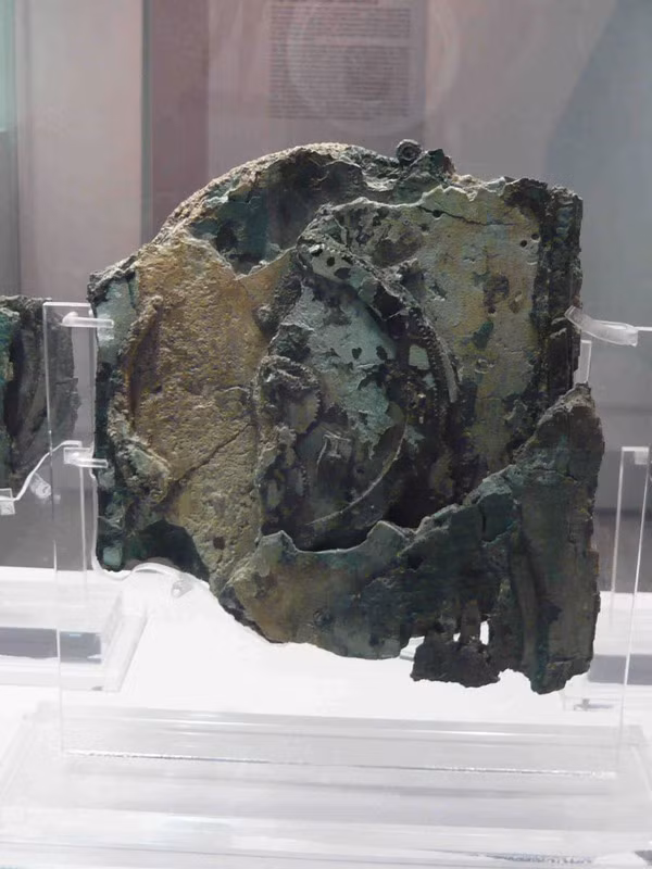 Sau khi nghiên cứu tỉ mỉ Antikythera, nhóm nghiên cứu sử dụng vị trí của các lỗ đã biết để suy ra số lượng và vị trí của những lỗ bị mất.